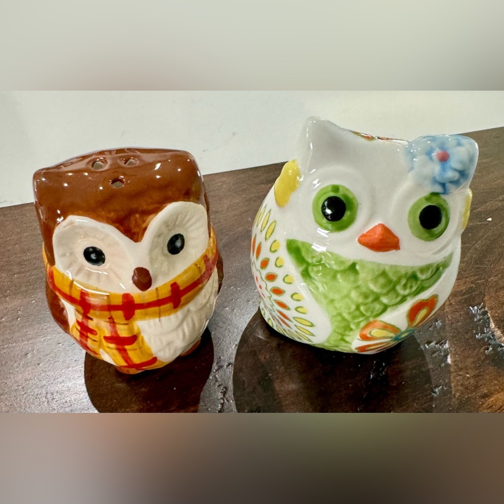 Pier 1 , 2 Owls Pepper Shakers.